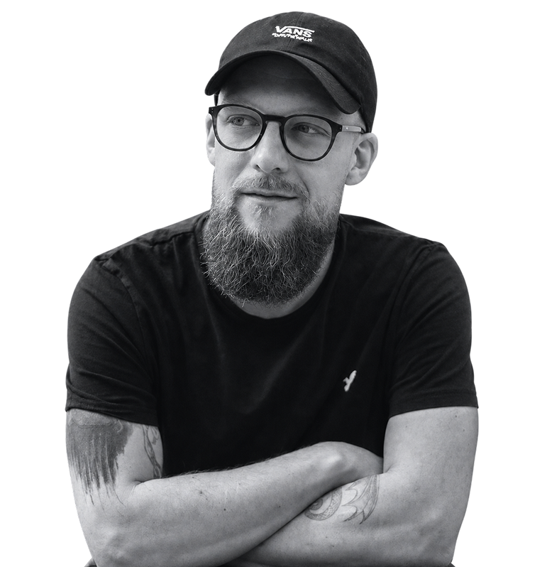 Krzysztof Kulikowski zerkający w lewą stronę